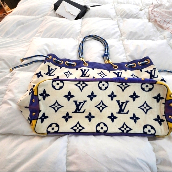 LOUIS VUITTON Beach Tote - Picture 5 of 12